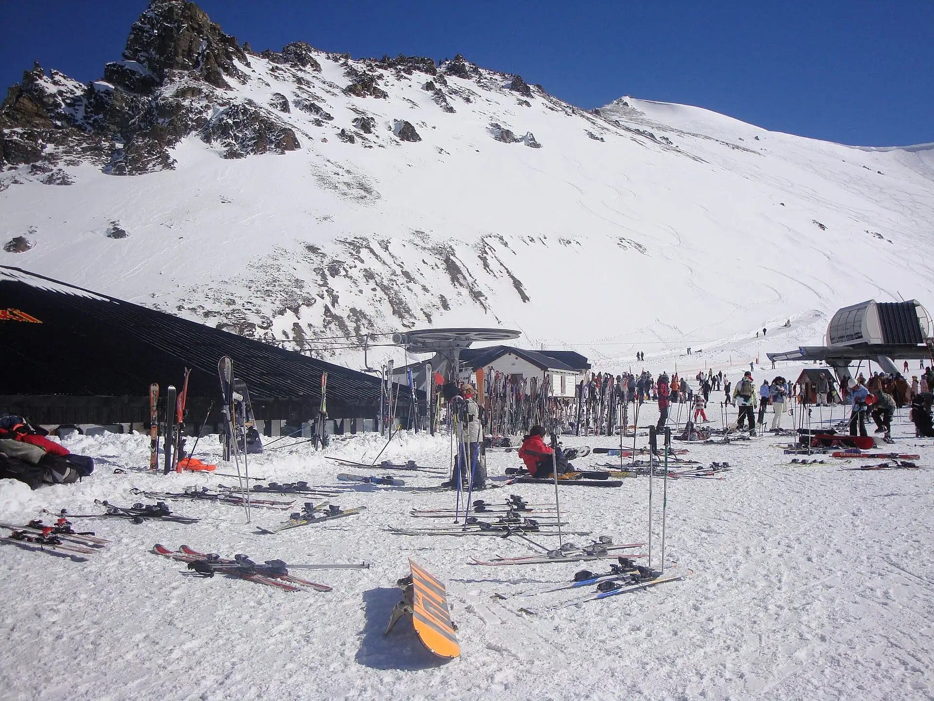 Esquiadores y equipos sobre la nieve en la base del centro de esquí La Hoya (foto de ejemplo)